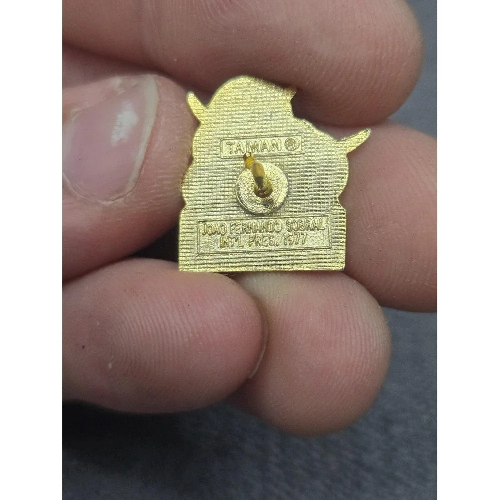 Vintage Lions Club Motivational Lapel Pin Make Your Fellowman Feel Needed‎